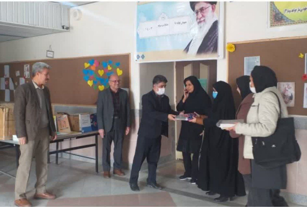 حمایت از دانش آموزان کم برخوردار با توزیع ۸۰ جلد کتاب های کنکوری فیروزه حمایت از دانش آموزان کم برخوردار با توزیع ۸۰ جلد کتاب های کنکوری فیروزه