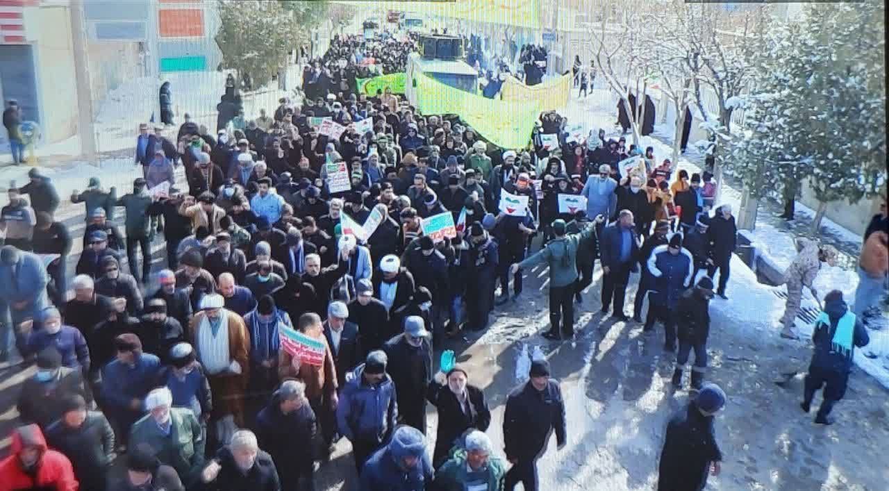 گزارش تصویری از حضور پرشور مردم فیروزه ای در هوای سرد و برفی راهپیمایی ۲۲بهمن ۱۴۰۳