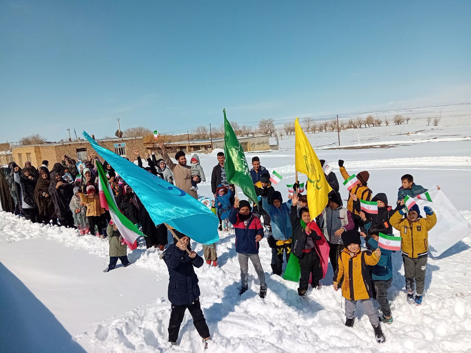 حضور مردم با وجود برف در راهپیمایی روستای فرخار حضور مردم با وجود برف در راهپیمایی روستای فرخار
