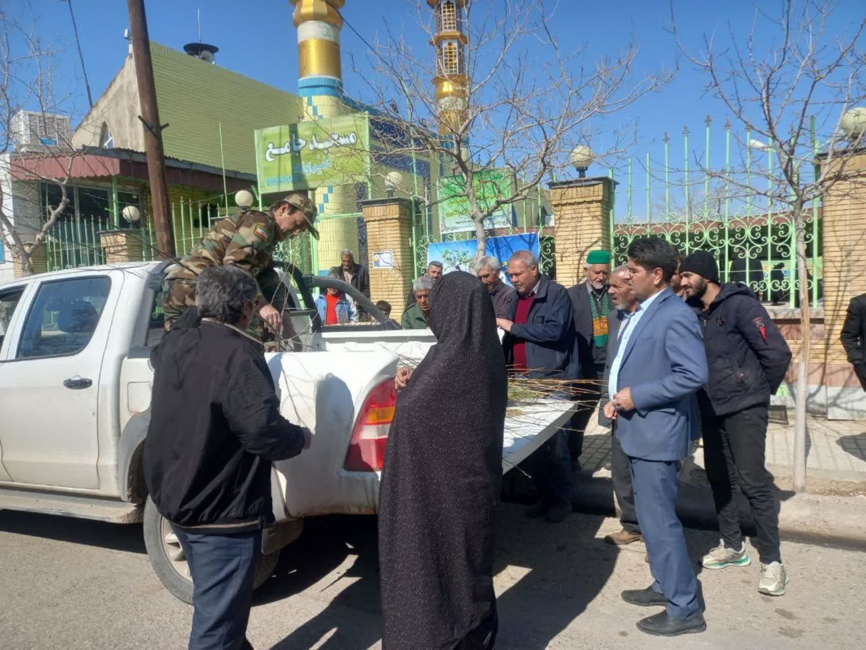 برگزاری میز خدمت و توزیع 500 اصله نهال به مناسبت فرا رسیدن هفته منابع طبیعی در نماز جمعه٩شهرستان فیروزه برگزاری میز خدمت و توزیع 500 اصله نهال به مناسبت فرا رسیدن هفته منابع طبیعی در نماز جمعه٩شهرستان فیروزه