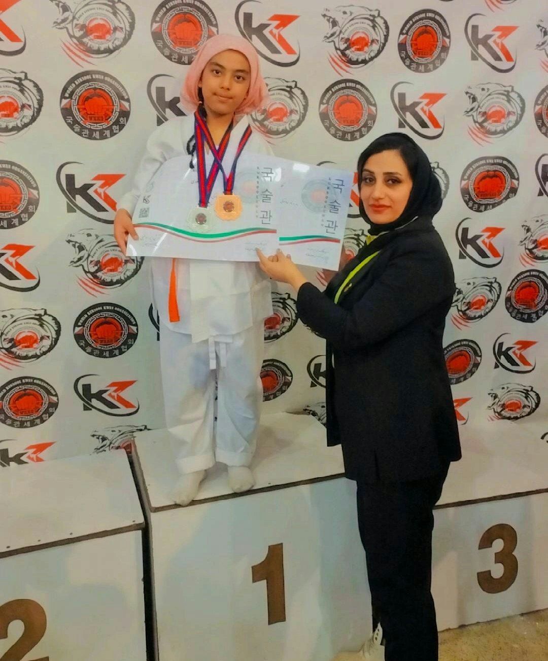 درخشش دانش آموز زهرا اکبری جور در مشهد؛ قهرمان بیرقیب کاراته کشور درخشش دانش آموز زهرا اکبری جور در مشهد؛ قهرمان بیرقیب کاراته کشور