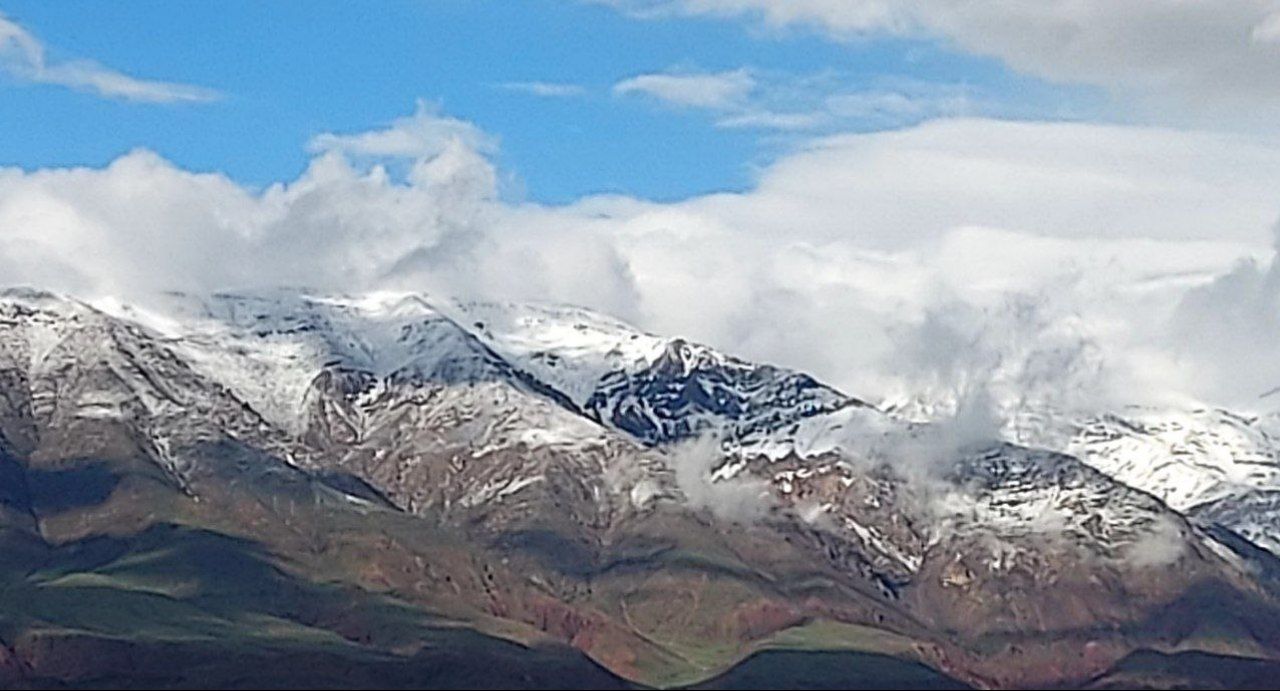 در واپسین روزهای فروردینماه، بینالود سفید پوش شد. در واپسین روزهای فروردینماه، بینالود سفید پوش شد.