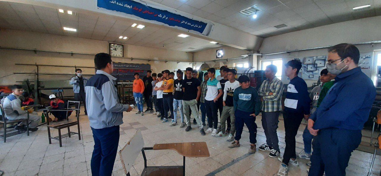 بازدید دانش آموزان پایه نهمی از هنرستان فنی آیت الله خامنه ای