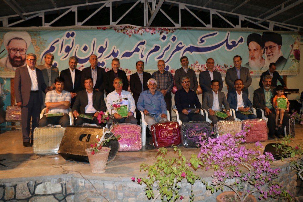 تجلیل از معلمان فیروزه ای