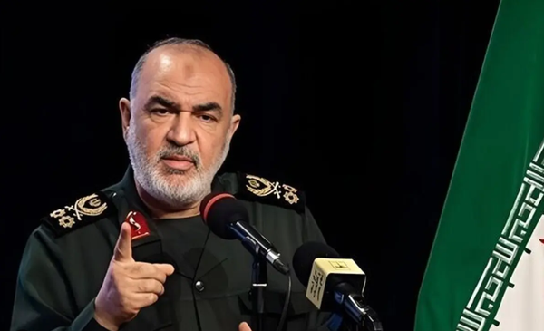 سرلشکر سلامی: عملیات وزارت اطلاعات نقطۀ اصابت موشکهای ایرانی را دقیقتر خواهد کرد سرلشکر سلامی: عملیات وزارت اطلاعات نقطۀ اصابت موشکهای ایرانی را دقیقتر خواهد کرد