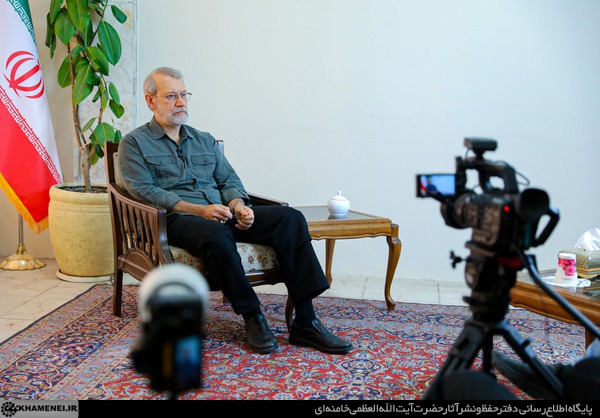 دکتر لاریجانی در گفتوگوی تفصیلی با رسانه KHAMENEI.IR مطرح کرد؛ ایرانیها «تسلیمبشو» نیستند دکتر لاریجانی در گفتوگوی تفصیلی با رسانه KHAMENEI.IR مطرح کرد؛ ایرانیها «تسلیمبشو» نیستند