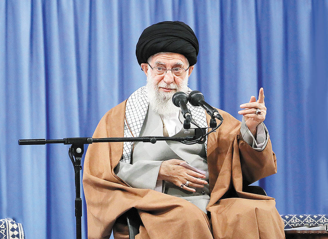 هبر انقلاب: در وضع کنونی مذاکره با دولت آمریکا هیچ سودی برای ما ندارد، هیچ ضرری را هم از ما دفع نخواهد کرد