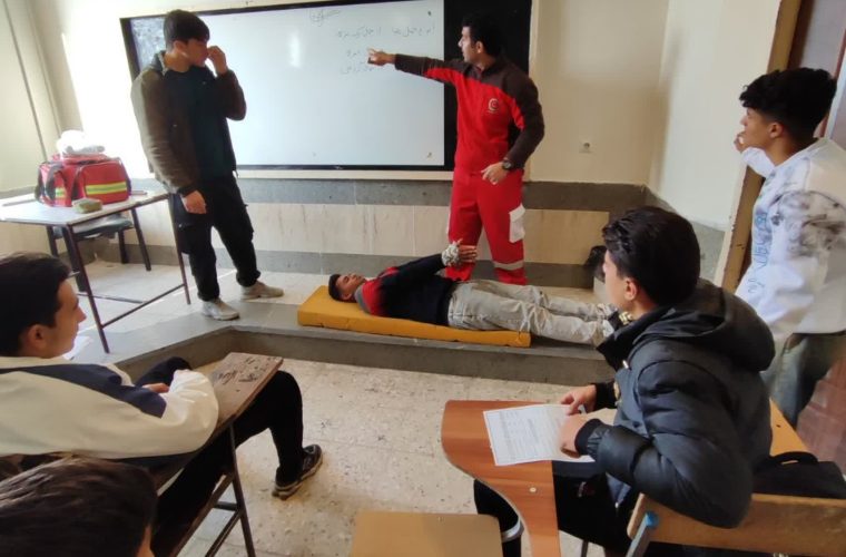 آموزش‌های عملی ایمنی در برابر زلزله توسط هلال‌احمر فیروزه در مدارس شهرستان
