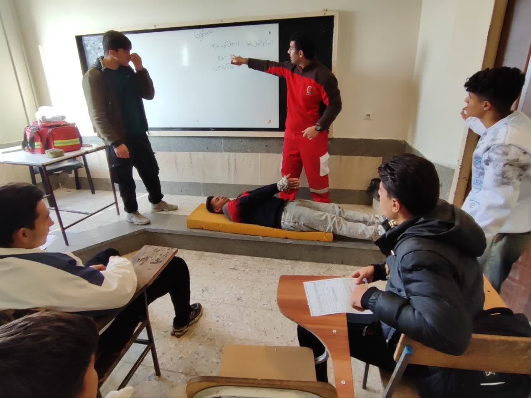 آموزش‌های عملی ایمنی در برابر زلزله توسط هلال‌احمر فیروزه در مدارس شهرستان